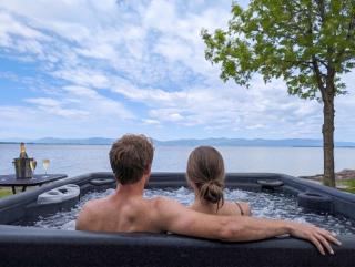 Chalet Loft #4 Waterfront with Spa, Fireplace and Wifi - 0