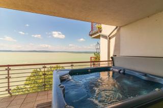 Lakeside Panorama Penthouse w Jacuzzi & AC by NW - 4