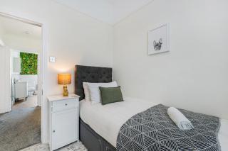 Wylva House - Anfield - Sleeps 7 - Parking - 4