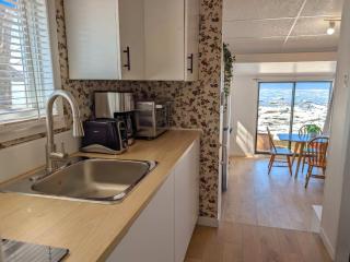 Chalet Studio #5 Waterfront with Spa, Fireplace & Wifi - 4