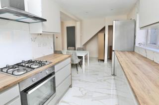 Spacious Home Near Woolton Village - 9