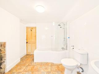 Beachside Retreat| Modern | Spacious | Sleeps 8 - 7