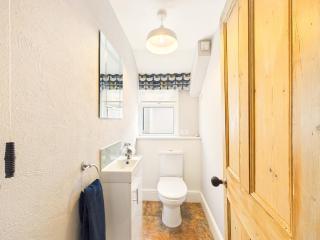 Beachside Retreat| Modern | Spacious | Sleeps 8 - 6