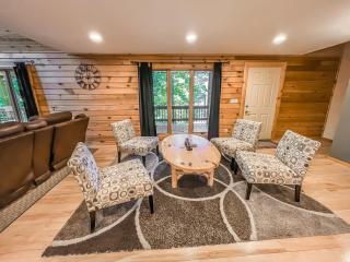 Huge Quiet Hot Tub Theatre Room - 7
