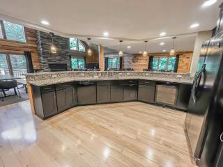Huge Quiet Hot Tub Theatre Room - 4