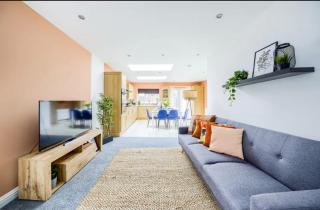 Coventry Sleeps 8 Garden and Large Driveway - 4