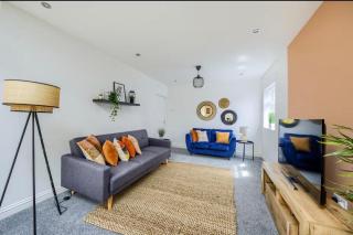Coventry Sleeps 8 Garden and Large Driveway - 3