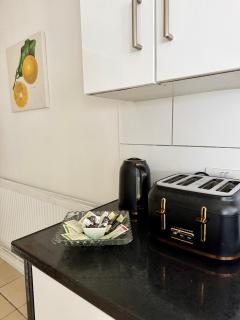 Spacious 3-Bed Home, Sleeps 6, Free Parking Wi-Fi - 1