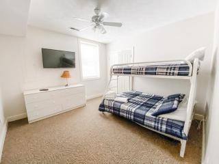Amazing Central Location Lakefront Hot tubdock - 4