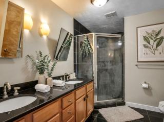 Lakeview Condo Balcony Parking Gym unit 1017 - 4