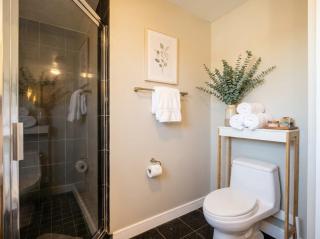 Lakeview Condo Balcony Parking Gym unit 1017 - 1