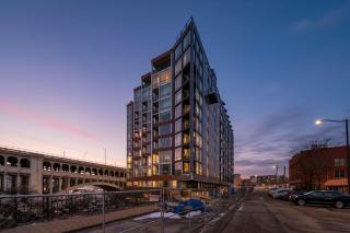 Lakeview Condo Balcony Parking Gym unit 1017 - 8
