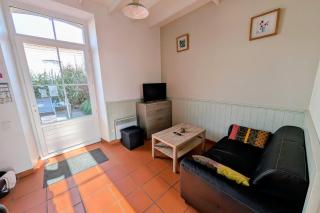 F3 house with garden in Grosbreuil - 8