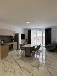 Bright & Modern 2-Bedroom Apartment - by HostMT - 7
