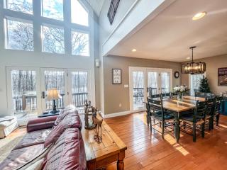 Large Lakefront Home Private dock hot tub - 7