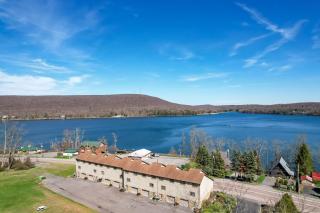Charming Condo Lake Views Walk to Restaurants - 0