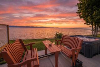 Chalet #8 Waterfront with Spa, Fireplace, Wifi and AC - 0