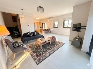 Niko's Modern Family Home near the Beach - 9