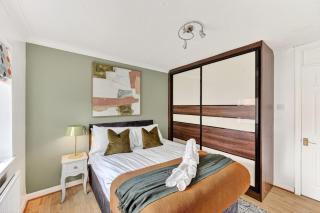 Astlethorpe House • Detached • 5BR • Driveway Parking • Office • Garden • Yoko Property - 4
