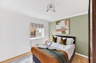 Astlethorpe House • Detached • 5BR • Driveway Parking • Office • Garden • Yoko Property - 5