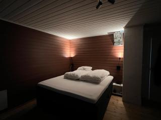 Dobbeltrom på solsida, fin utsikt fra huset, privat bad og delt kjøkken og stua - 4