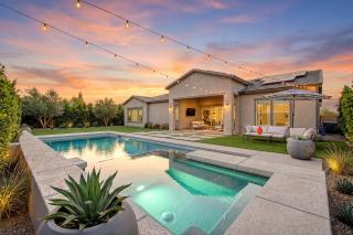 Resort-Style Summer Retreat - Pool & 9P Jacuzzi Spa - Jets - Cinema - Mountain Bikes - 9