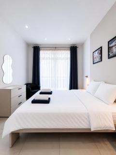 Spinola Bay 2 BR Apartment w Jacuzzi & Sea View - 9