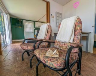 Chalet #9 Waterfront with Spa, Fireplace Wifi & AC - 4