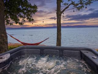Chalet #9 Waterfront with Spa, Fireplace Wifi & AC - 0