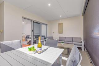 Sleeps 4 - 2 bed 2 bath - Restful Suburban Stay - 0