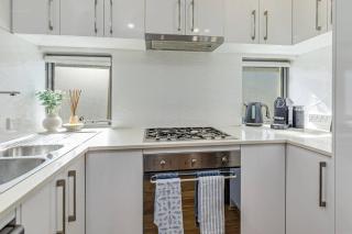 Sleeps 4 - 2 bed 2 bath - Restful Suburban Stay - 8