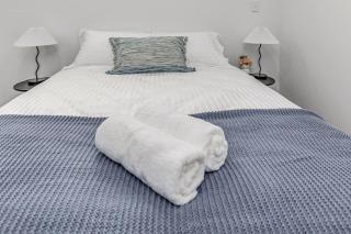 Sleeps 4 - 2 bed 2 bath - Restful Suburban Stay - 6