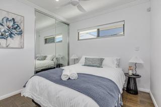 Sleeps 4 - 2 bed 2 bath - Restful Suburban Stay - 8