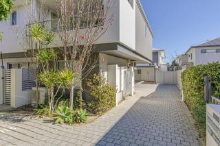 Sleeps 4 - 2 bed 2 bath - Restful Suburban Stay - 4