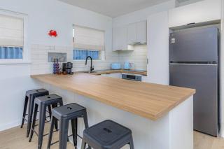 Sun, Surf, WiFi .. Beachy 2Bed w. priv Courtyard - 7