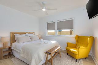 Sun, Surf, WiFi .. Beachy 2Bed w. priv Courtyard - 6