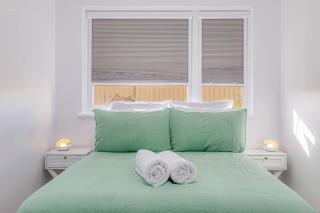 Sun, Surf, WiFi .. Beachy 2Bed w. priv Courtyard - 3