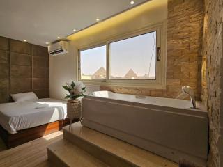 Royal Plaza Pyramids View - 9
