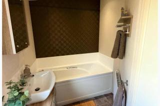 Lillardsedge Apartment Sleeps 6 with Parking - 6