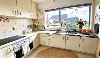 Clifftop Coastal Retreat with Ocean Views - Close to Beach & Cafés - 5