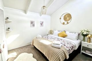 Clifftop Coastal Retreat with Ocean Views - Close to Beach & Cafés - 2