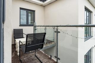 Stylish 2-Bed flat Free parking Great Location - 8