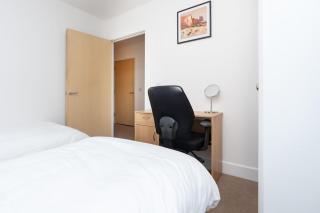 Stylish 2-Bed flat Free parking Great Location - 6