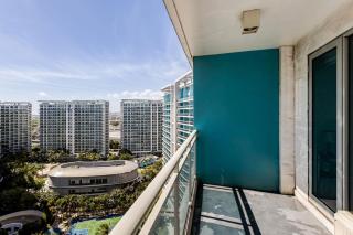 StayHere 2BR Beach Tropical City Getaway Azure - 5