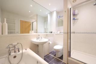 Harbourside Luxury Apartment - 8