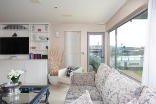 Harbourside Luxury Apartment - 4