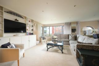 Harbourside Luxury Apartment - 8