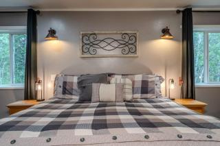 Sleeps 13 - Minutes to Yellowstone - 1