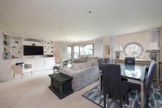 Harbourside Luxury Apartment - 7