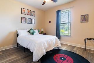 Gulf Breeze 3BR - Hot Tub & Fenced Yard - 4